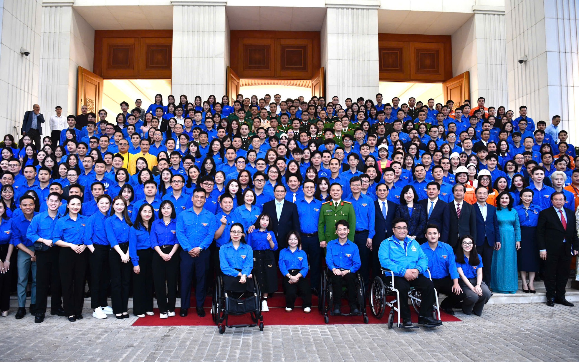 PM requests youth to pioneer in sci-tech development