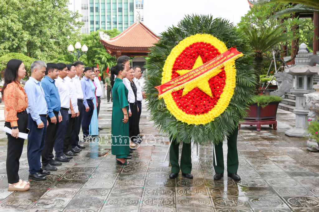 Thấm đẫm đạo lý “Uống nước nhớ nguồn” – Phó Chủ tịch Quốc hội Nguyễn Khắc Định dâng hương tưởng niệm Bác Hồ, các Anh hùng liệt sĩ và thăm, tặng quà người có công tại Hưng Yên