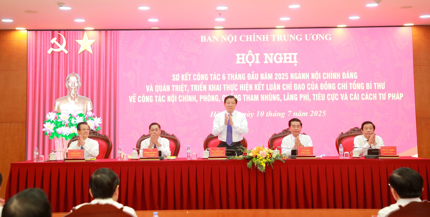 Kiên quyết không để người suy thoái, tham nhũng, tiêu cực lọt vào cấp ủy khóa mới: Quyết tâm chính trị và trách nhiệm toàn ngành Nội chính Đảng