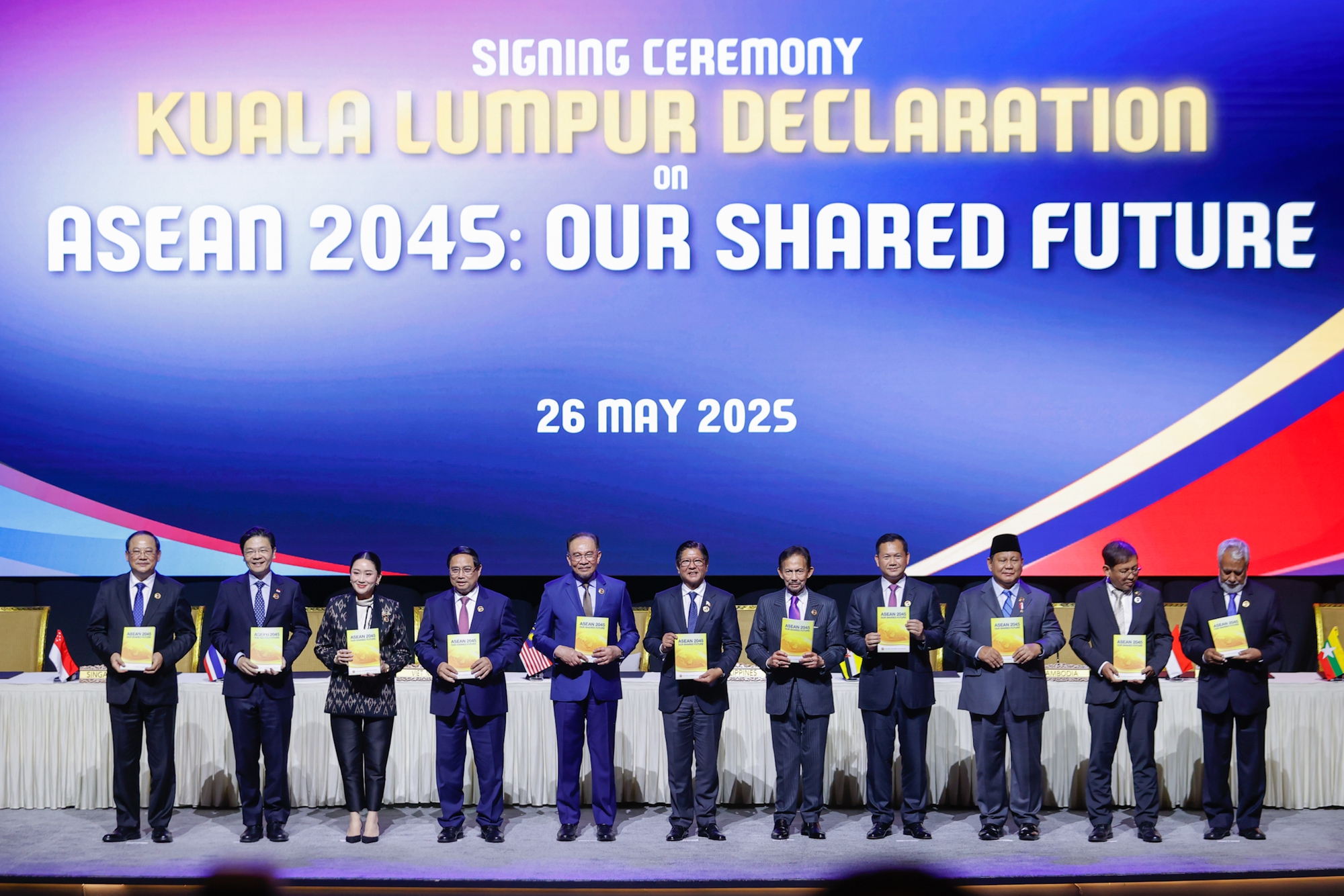 Thủ tướng cùng các nhà lãnh đạo ký Tuyên bố 'ASEAN 2045: Tương lai chung của chúng ta'